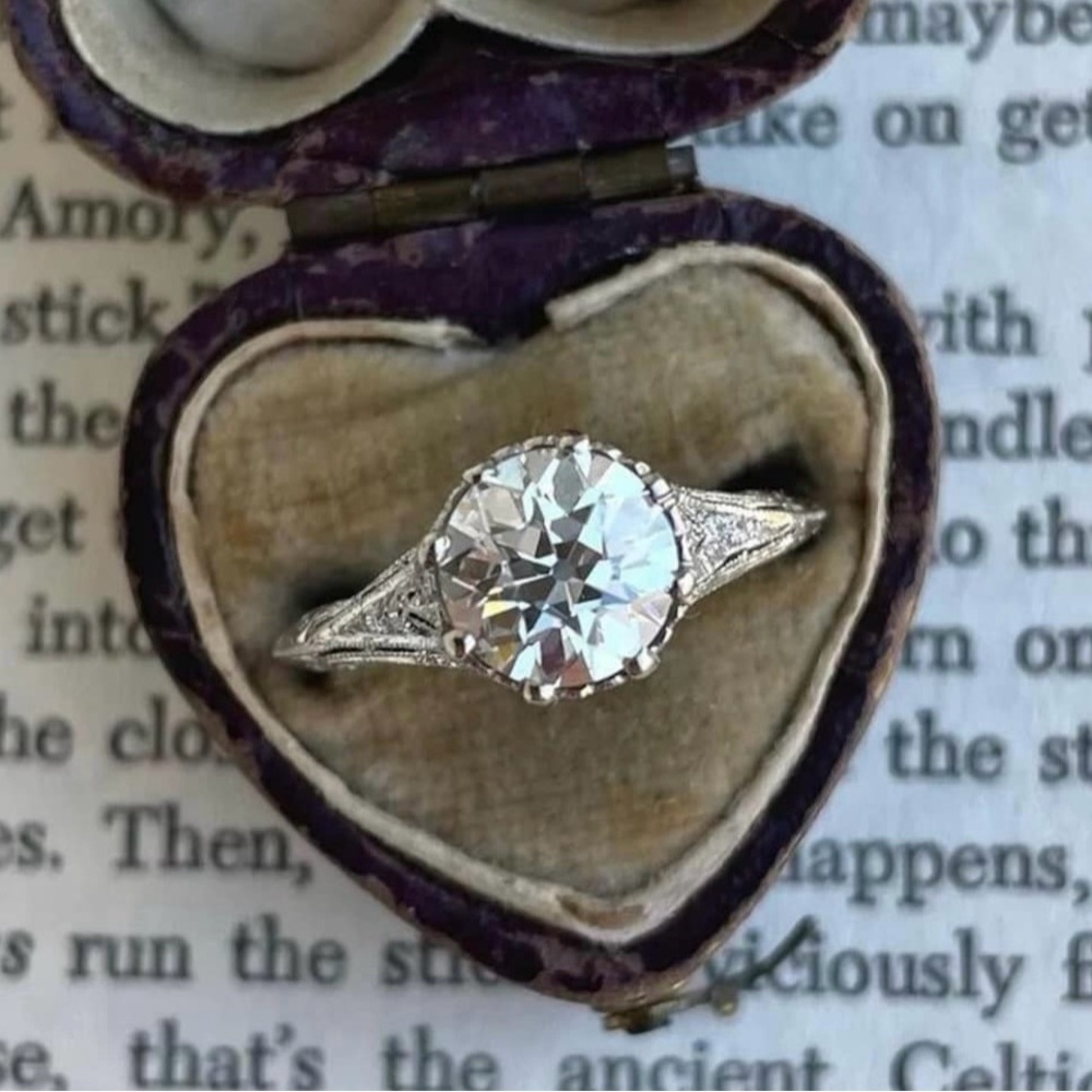 Timeless Silver Vintage-Style Ring with Solitaire Design